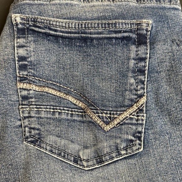 Stylish Men's Faded Blue Jeans - Picture 2 of 9